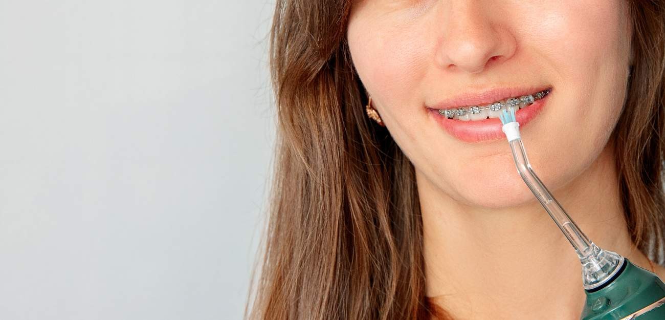 b-c%C3%B3mo%20usar%20un%20irrigador%20dental%20con%20brackets%20en%205%20sencillos%20pasos.jpg